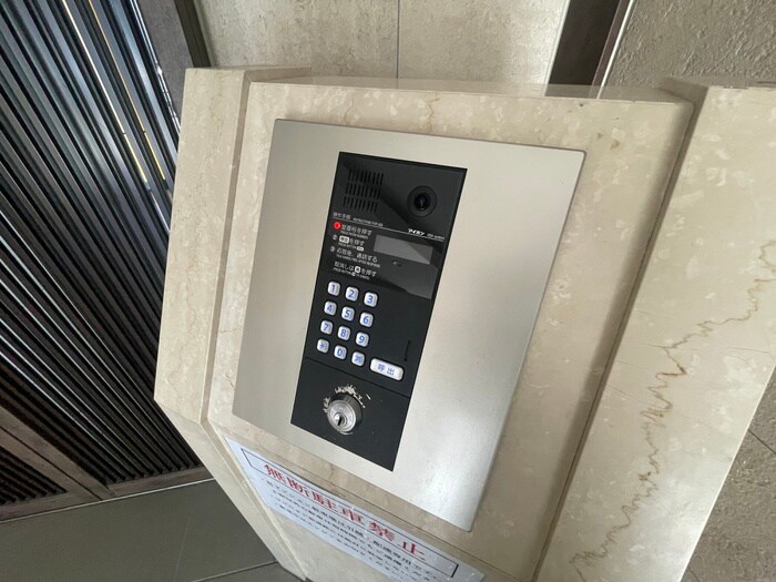 物件外観写真6　(エントランス部分)