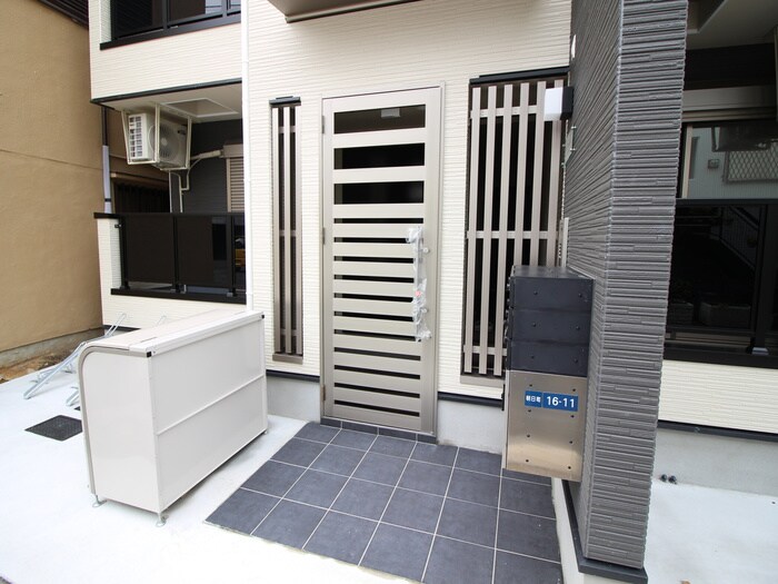 物件外観写真2　(エントランス部分)