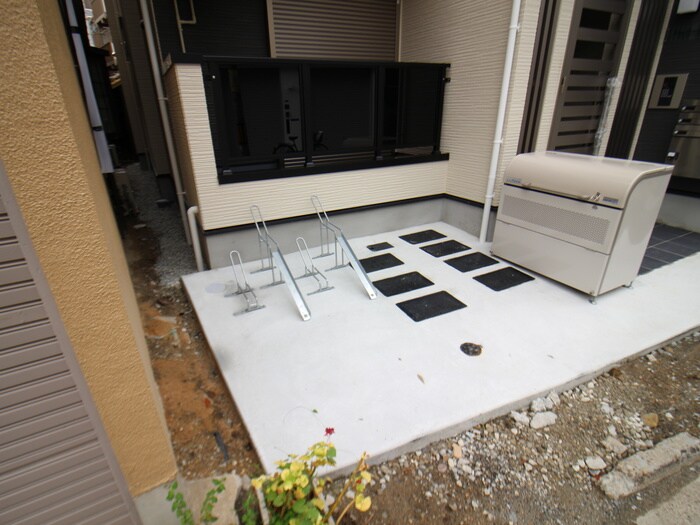 物件外観写真4　(駐輪場)