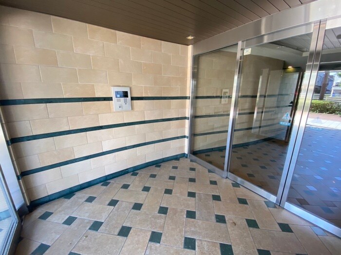 物件外観写真4　(エントランス部分)