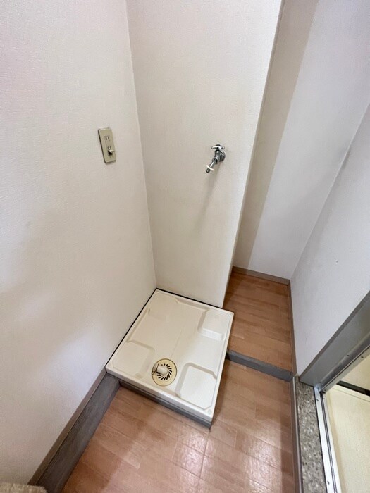 物件内観写真5　(洗濯機置場)