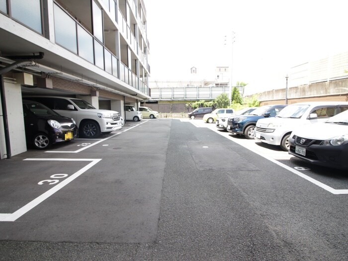 物件外観写真2　(駐車場)