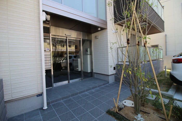 物件外観写真3　(エントランス部分)
