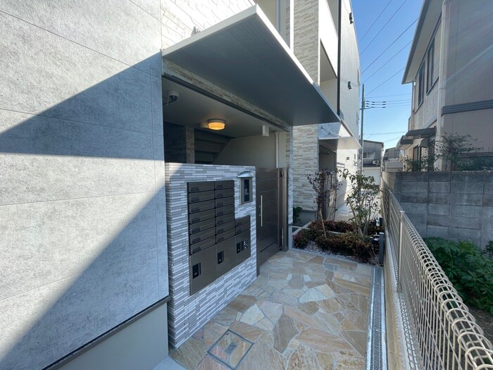 物件外観写真3　(エントランス部分)