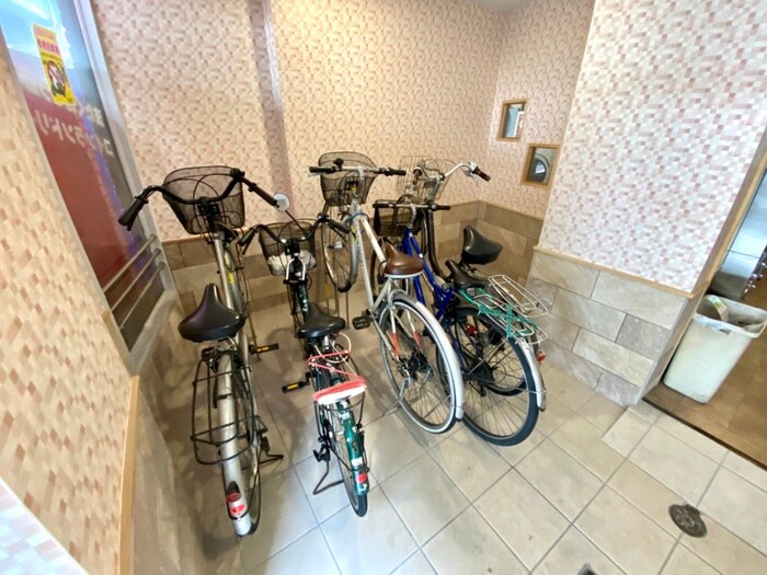 物件外観写真3　(駐輪場)