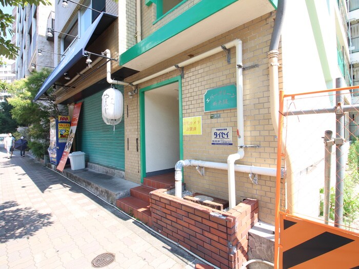 物件外観写真2　(エントランス部分)