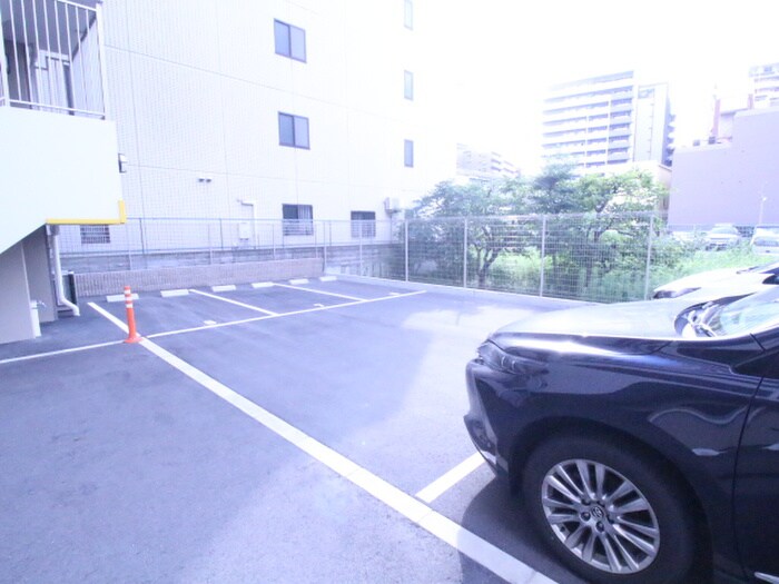 物件外観写真3　(駐車場)