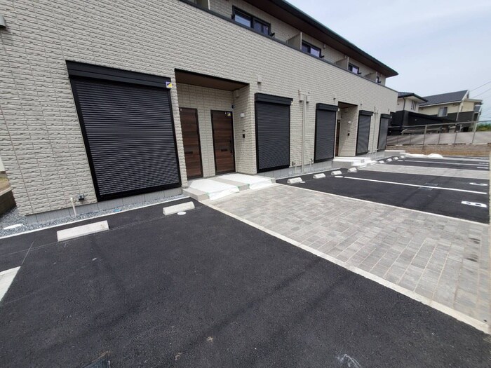 物件外観写真5　(駐車場)