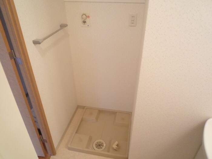 物件内観写真10　(洗濯機置場)