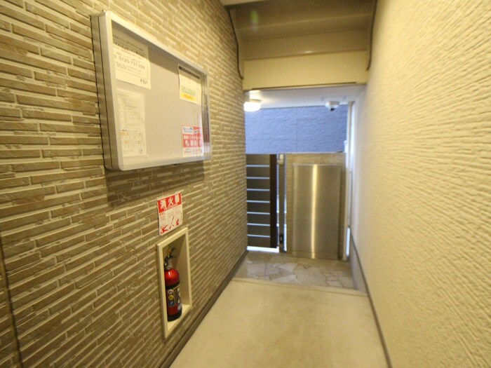 物件外観写真6　(エントランス部分)