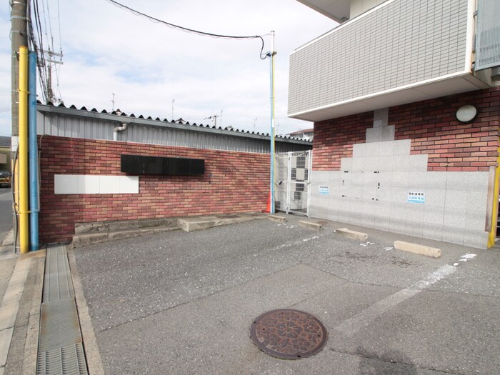 物件外観写真3　(駐車場)