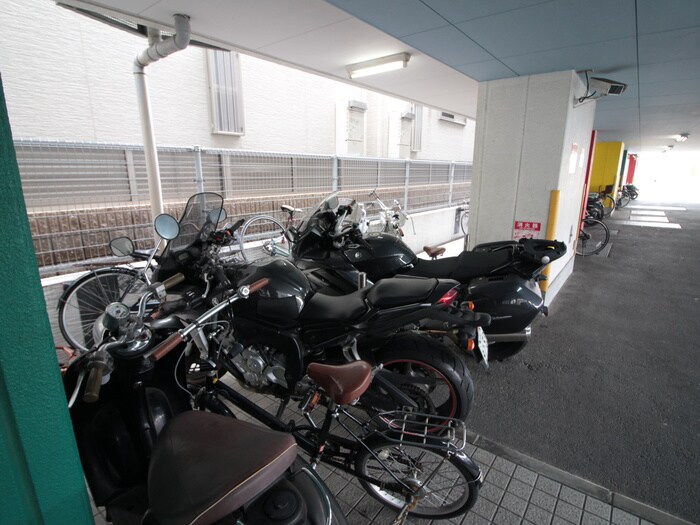 物件外観写真4　(バイク置き場)