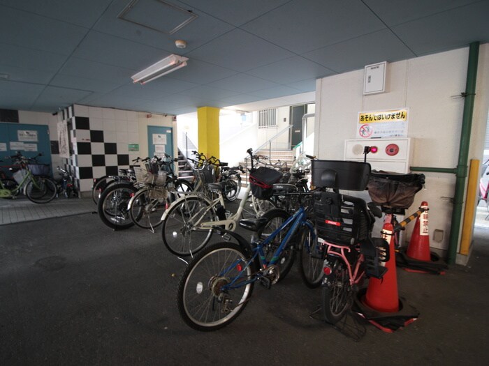 物件外観写真5　(駐輪場)