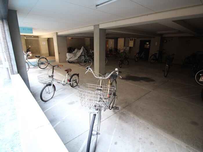 物件外観写真4　(駐輪場)