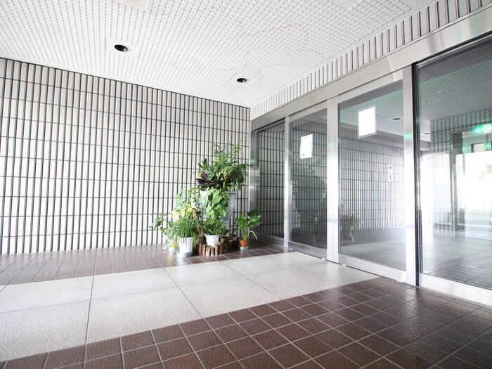 物件外観写真6　(エントランス部分)