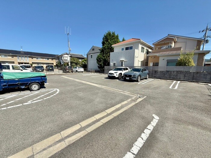 物件外観写真4　(駐車場)