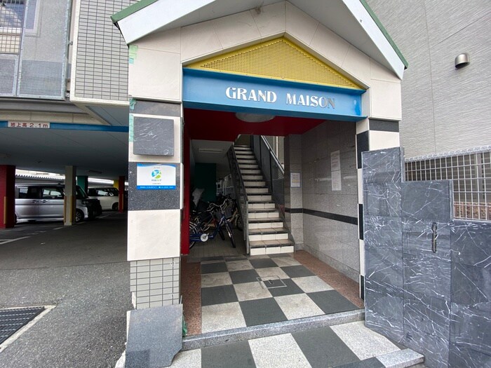 物件外観写真3　(エントランス部分)