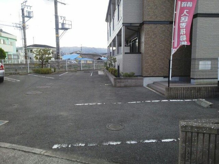 物件外観写真5　(駐車場)