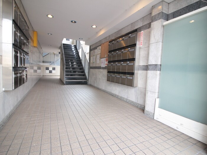 物件外観写真3　(エントランス部分)