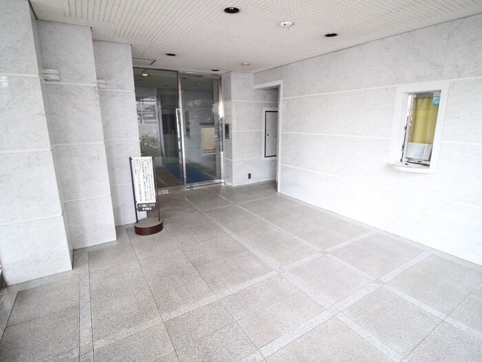 物件外観写真4　(エントランス部分)