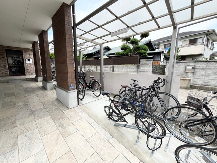 物件外観写真4　(駐輪場)