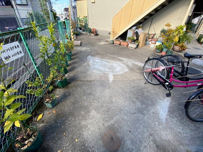 物件外観写真4　(バイク置き場)