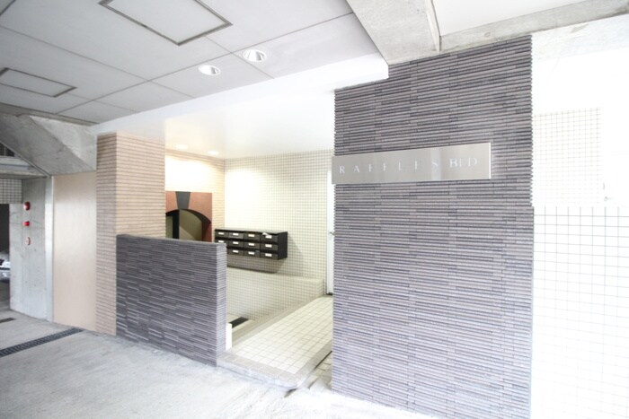 物件外観写真2　(エントランス部分)