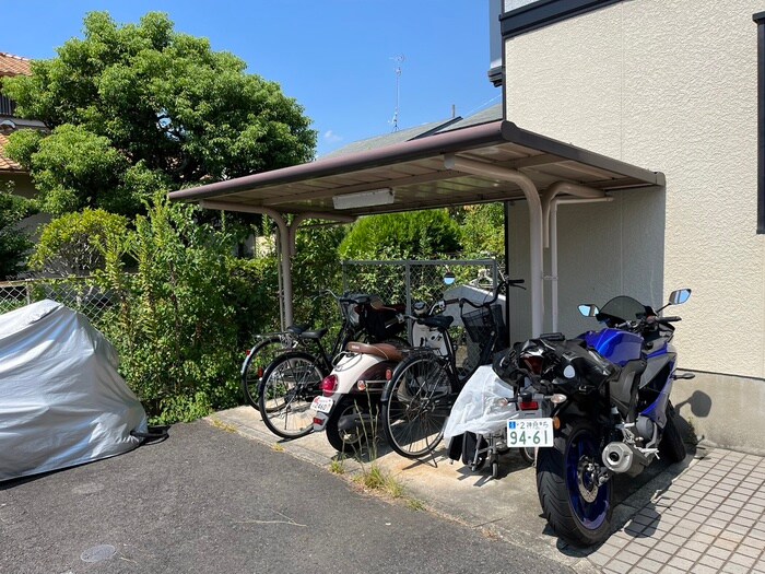 物件外観写真4　(駐輪場)