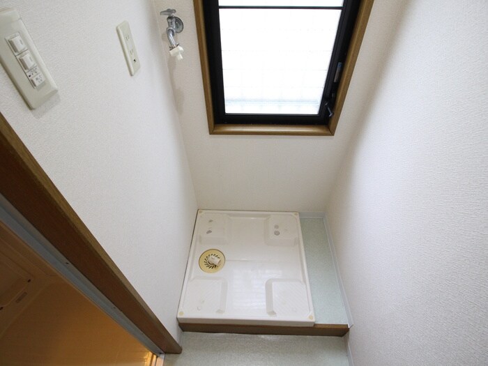 物件内観写真16　(洗濯機置場)