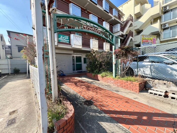 物件外観写真2　(エントランス部分)