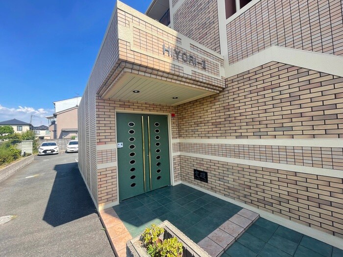 物件外観写真2　(エントランス部分)