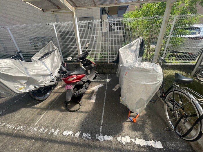 物件外観写真3　(バイク置き場)