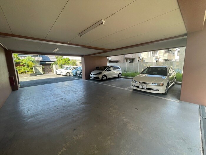 物件外観写真5　(駐車場)