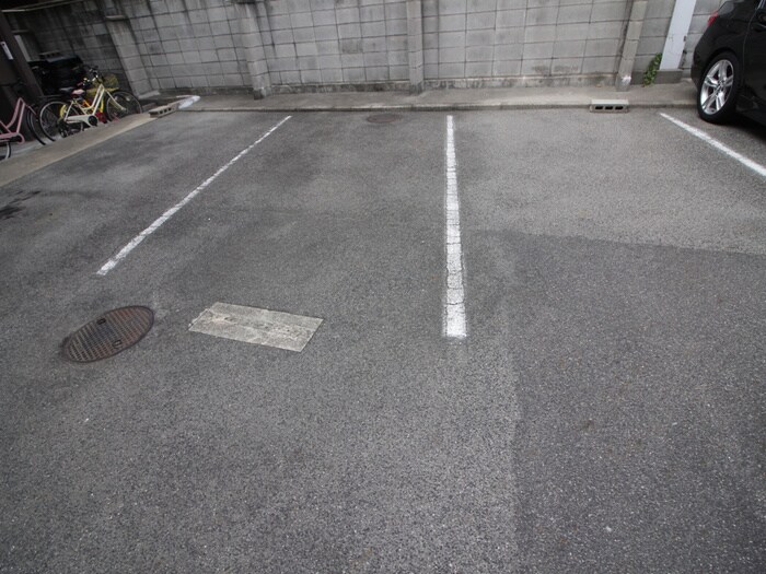 物件外観写真6　(駐車場)