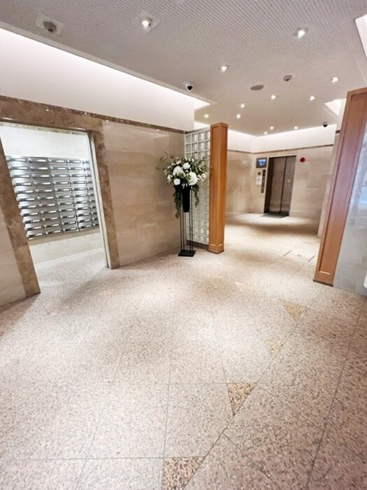 物件外観写真4　(エントランス部分)