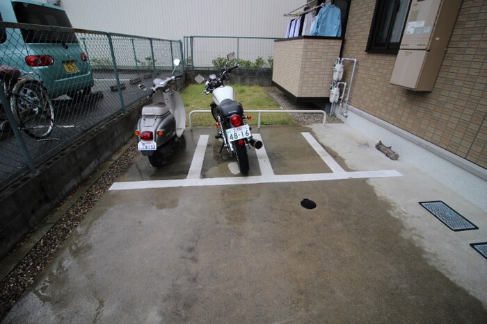 物件外観写真5　(バイク置き場)