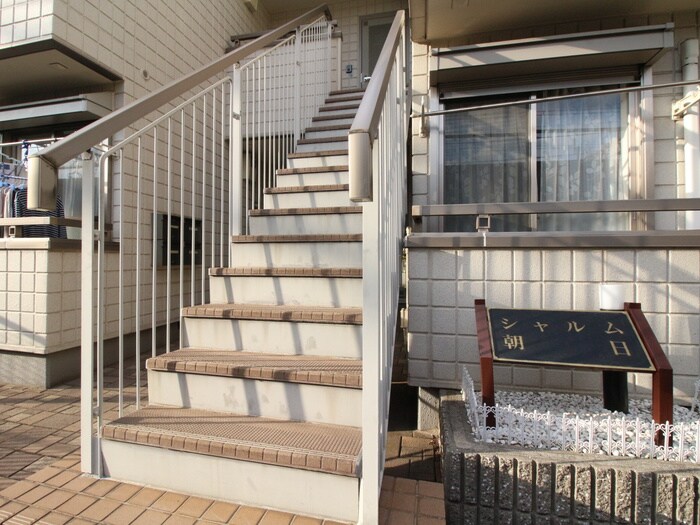 物件外観写真2　(エントランス部分)