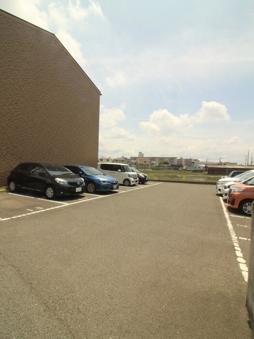 物件外観写真3　(駐車場)