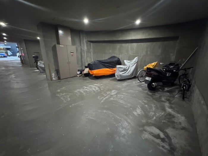 物件外観写真3　(バイク置き場)