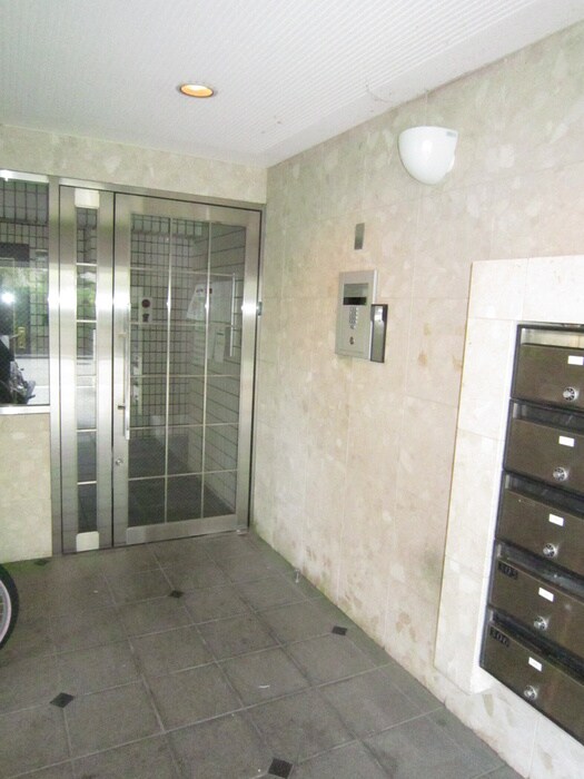 物件外観写真2　(エントランス部分)