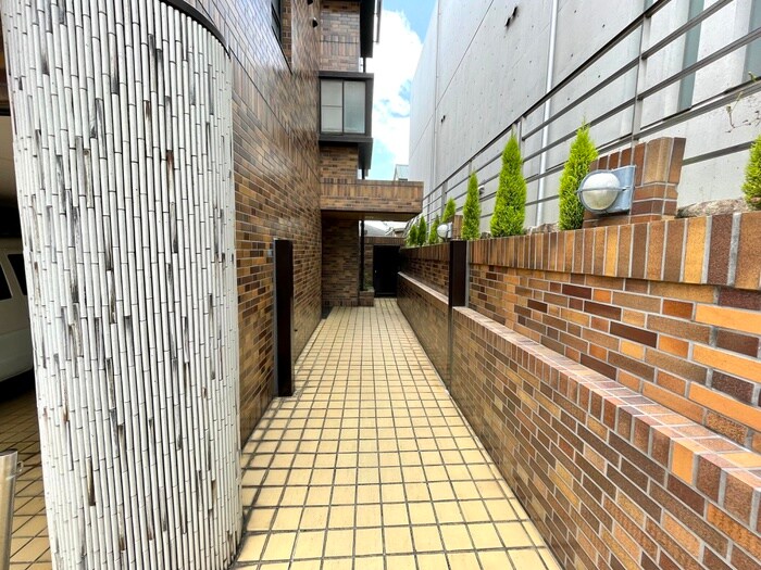 物件外観写真6　(エントランス部分)