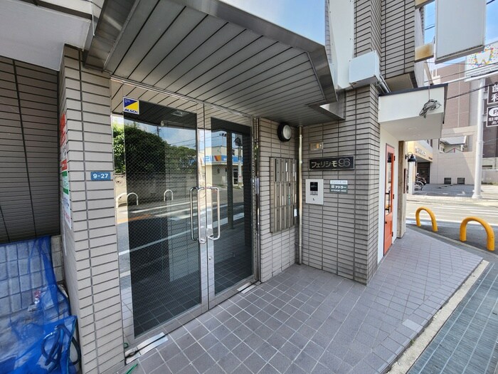 物件外観写真3　(エントランス部分)