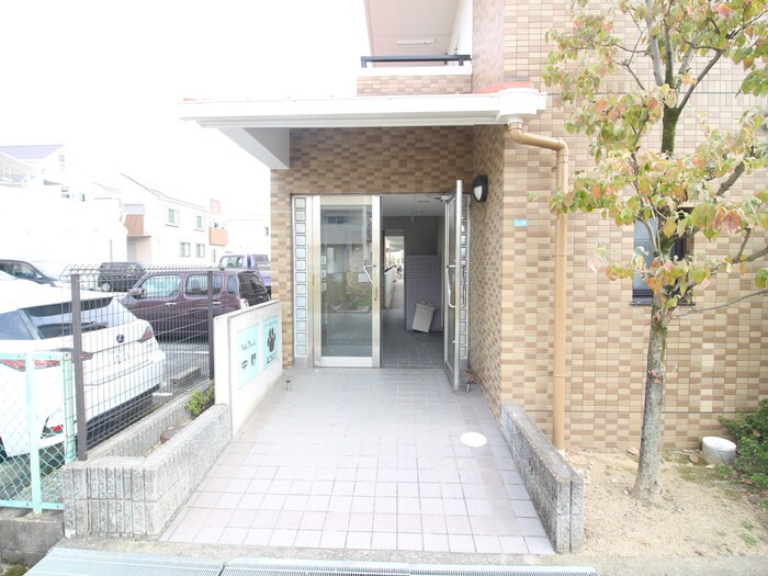 物件外観写真4　(エントランス部分)