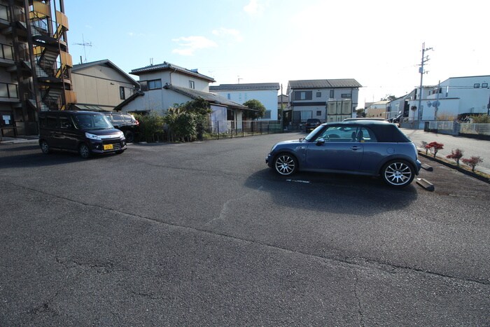 物件外観写真4　(駐車場)