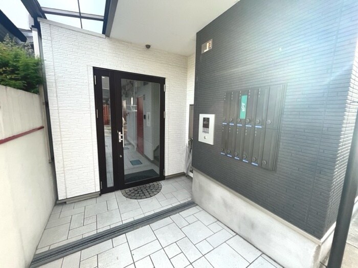 物件外観写真3　(エントランス部分)