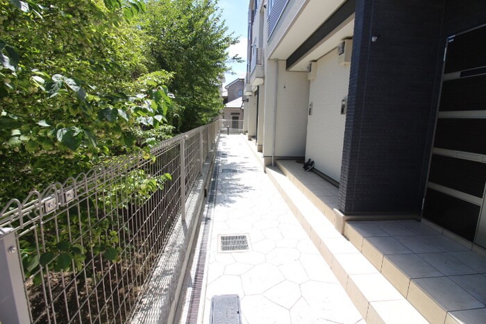 物件外観写真6　(エントランス部分)