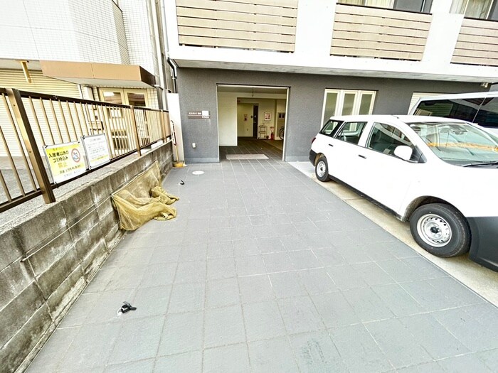 物件外観写真2　(エントランス部分)