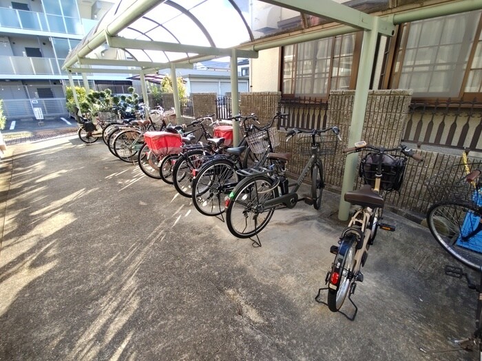 物件外観写真3　(駐輪場)