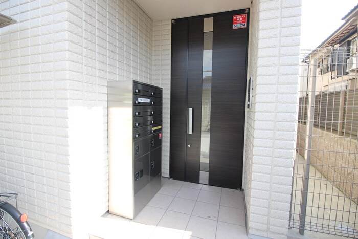 物件外観写真2　(エントランス部分)