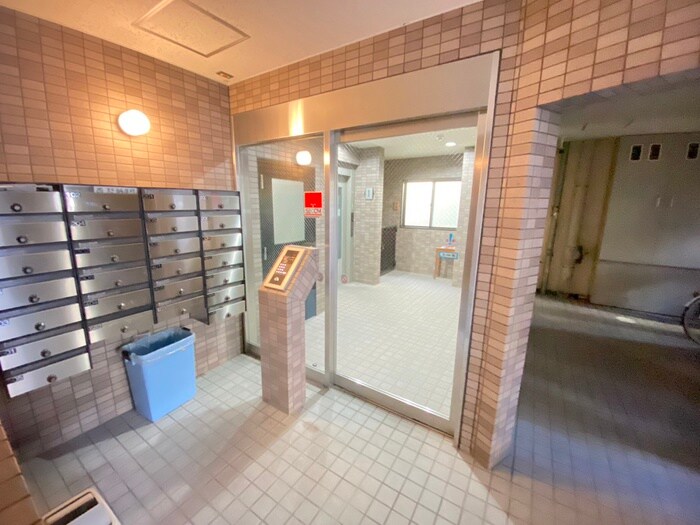 物件外観写真2　(エントランス部分)